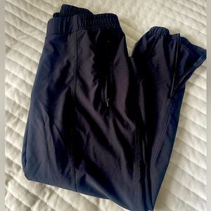 Old Navy super light travel pants with zippers at pockets and ankles Size Large